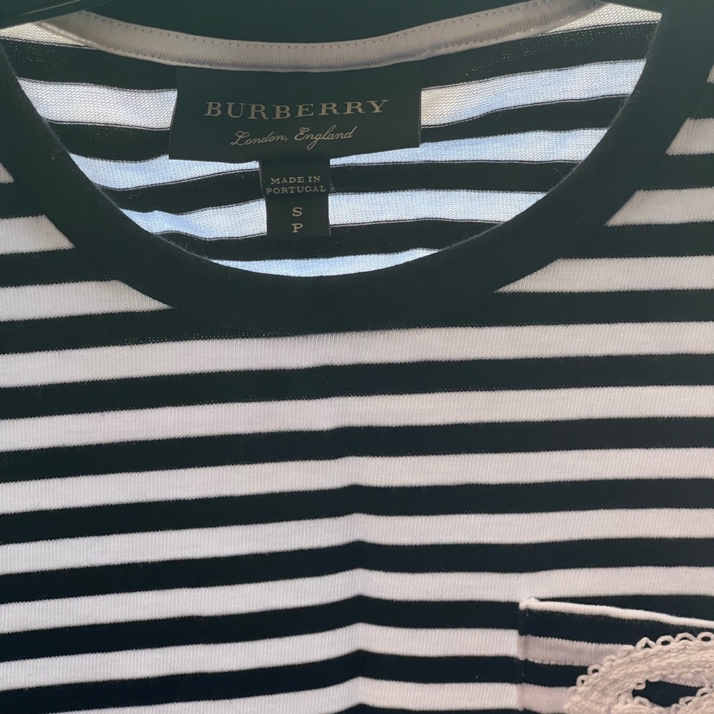 Preowned Burberry tee size small